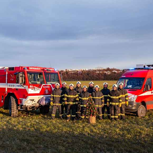 Členové a technika JSDH při vánočním focení na poli vedle OZO Ostrava nad Polankou