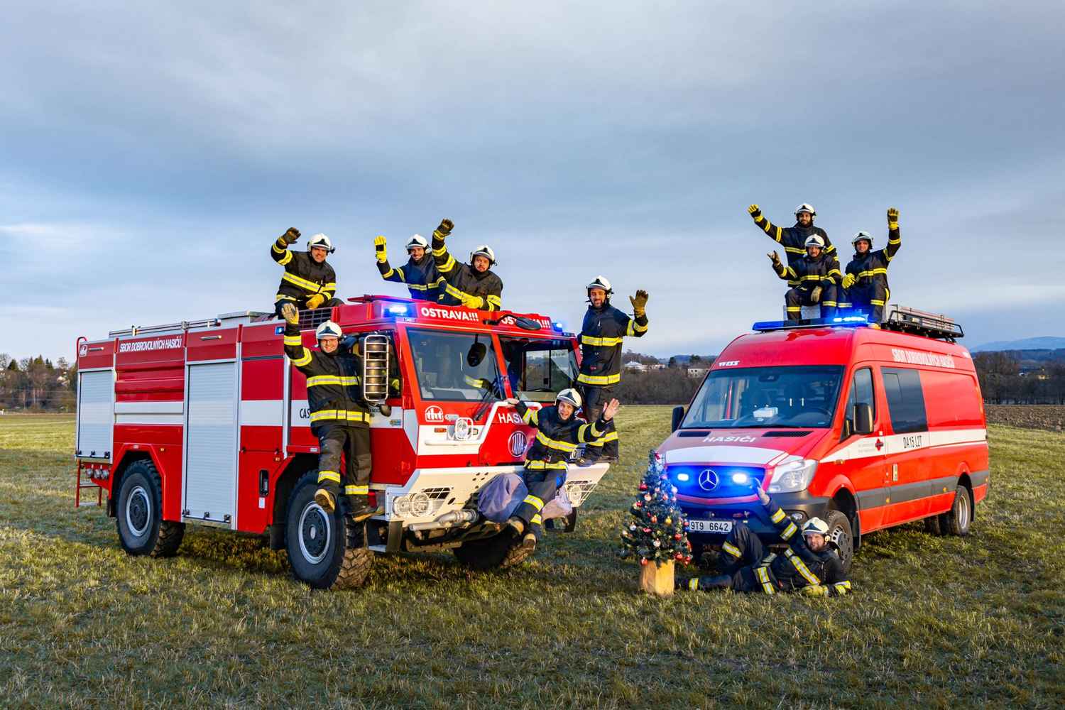 Členové a technika JSDH při vánočním focení na poli vedle OZO Ostrava nad Polankou